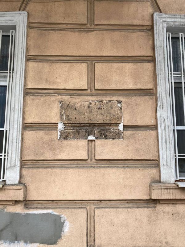 В Одессе сняли мемориальную табличку в честь соавтора «Двенадцати стульев» В Одессе сняли мемориальную табличку в честь соавтора «Двенадцати стульев»