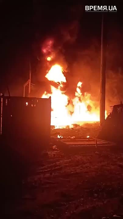 Кадры пожара на подстанции в посёлке Котовского в Одессе после ночного налёта дронов
