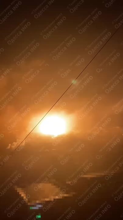 Мощнейший взрыв и пожар в Одессе: атакован объект критической инфраструктуры