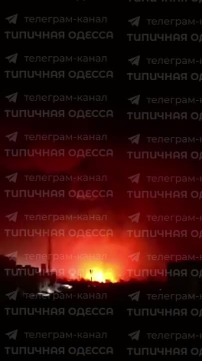 На месте прилётов в Одессе виден сильный пожар