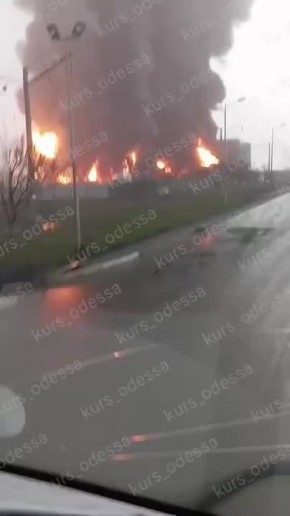 Еще кадры горящих ёмкостей в районе Южного Одесской области