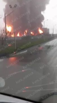 Еще кадры горящих ёмкостей в районе Южного Одесской области