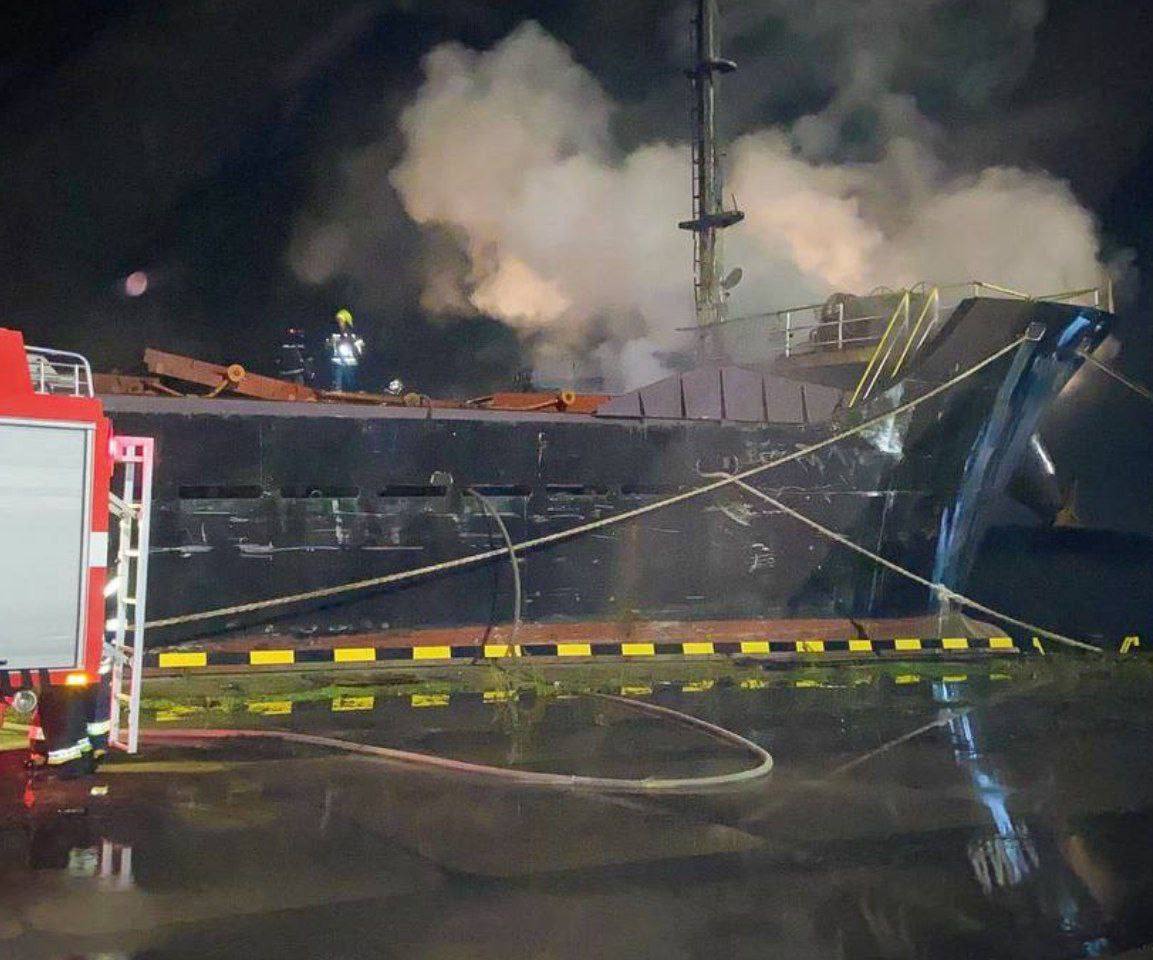 Кадры горевшего после удара «Герани» судна в Одесском порту