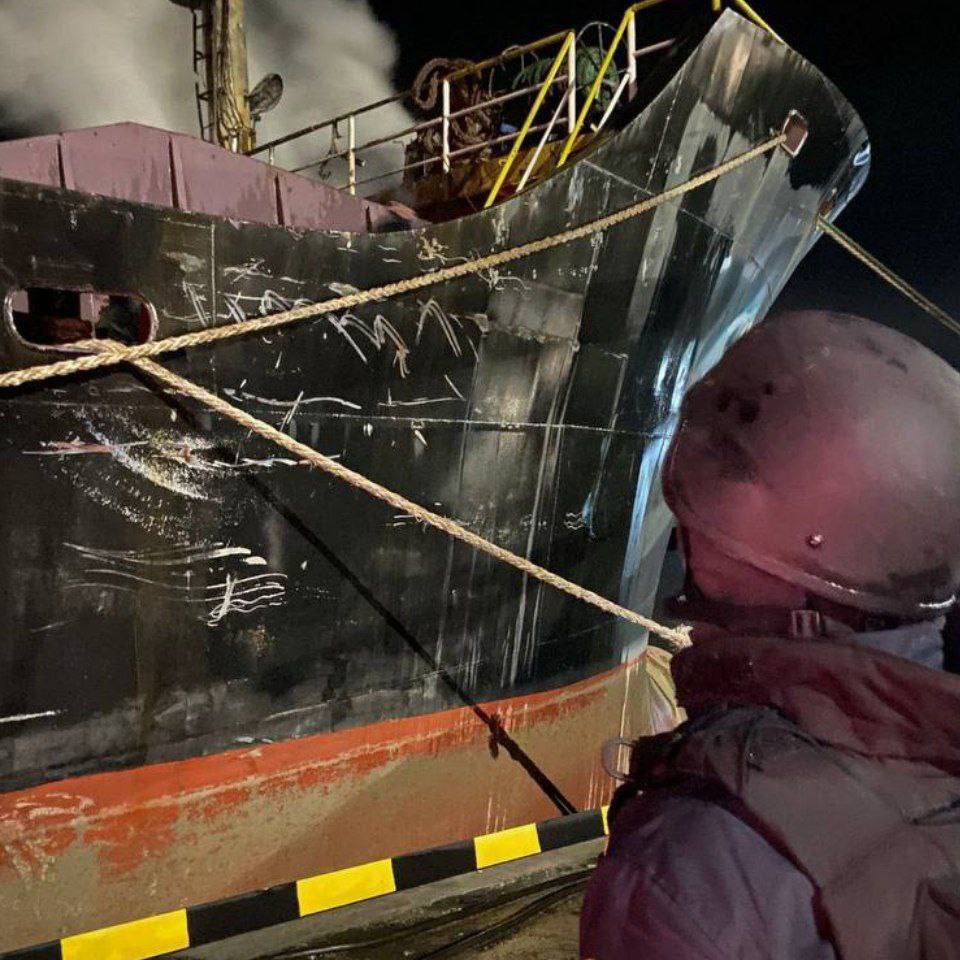 Кадры горевшего после удара «Герани» судна в Одесском порту Кадры горевшего после удара «Герани» судна в Одесском порту