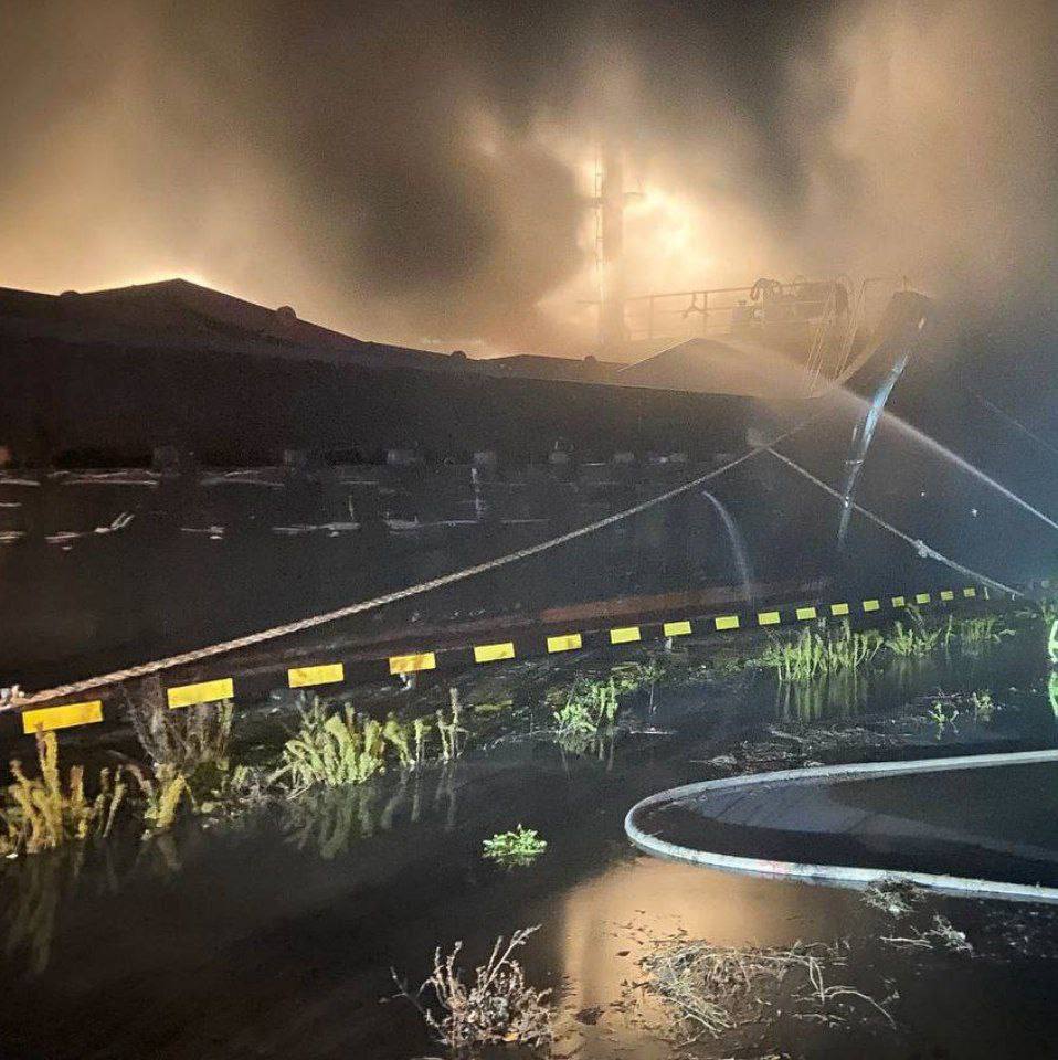 Кадры горевшего после удара «Герани» судна в Одесском порту Кадры горевшего после удара «Герани» судна в Одесском порту