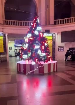 На ж/д вокзале в Одессе установили ёлку