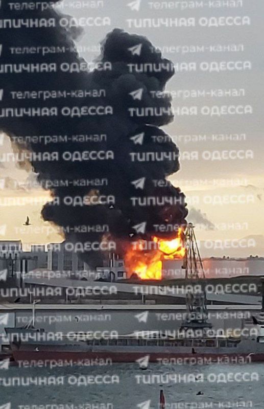 После визита "Гераней" горит порт Ильичевск в Одесской области После визита "Гераней" горит порт Ильичевск в Одесской области