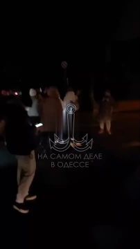 Вчера одесситы с улиц Средней, Косвенной и Разумовской на Молдаванке снова перекрыли движение на дороге, надеясь обратить внимание властей на отсутствие у них света — ещё с прошлого года!