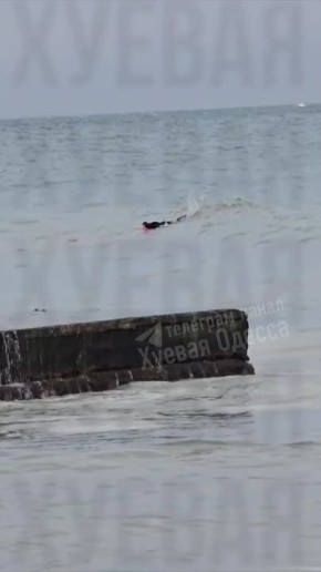 Ничего необычного, просто сёрфер катается на волнах в январе