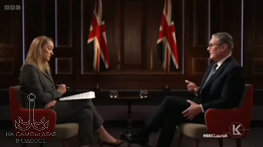 Журналист берет интервью у премьер-министра Великобритании