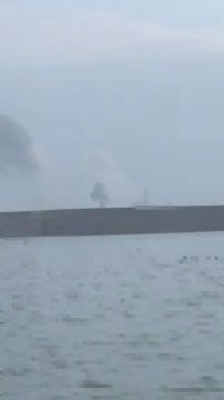 А между тем в порт Ильичёвска прилетело и теперь дымит