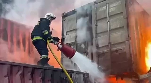 Контейнеры, топливные резервуары и другая портовая инфраструктура в порту Черноморска Одесской области, подвергшаяся ударам дронов-камикадзе «Герань-2» вчера днём