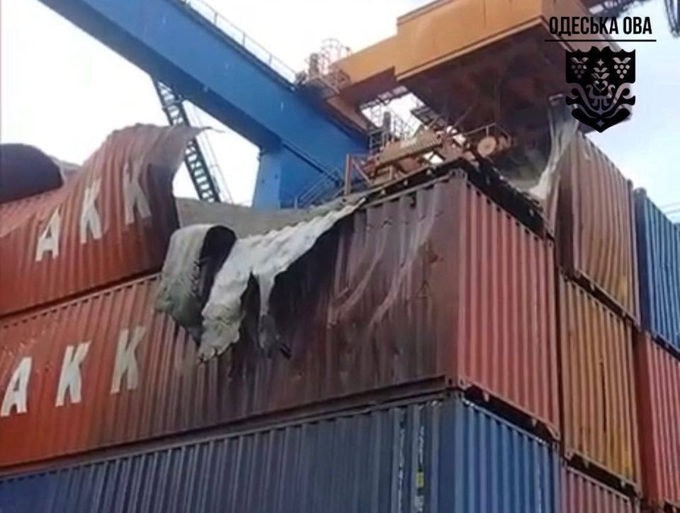 Контейнеры, топливные резервуары и другая портовая инфраструктура в порту Черноморска Одесской области, подвергшаяся ударам дронов-камикадзе «Герань-2» вчера днём Контейнеры, топливные резервуары и другая портовая инфраструктура в порту Черноморска Одесской области, подвергшаяся ударам дронов-камикадзе «Герань-2» вчера днём