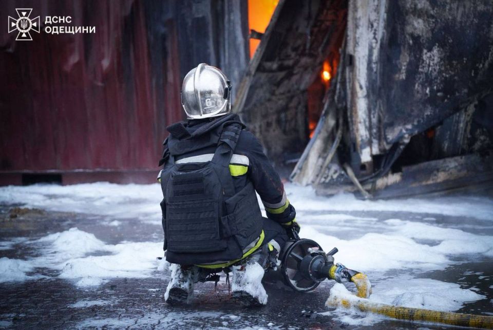 Контейнеры, топливные резервуары и другая портовая инфраструктура в порту Черноморска Одесской области, подвергшаяся ударам дронов-камикадзе «Герань-2» вчера днём Контейнеры, топливные резервуары и другая портовая инфраструктура в порту Черноморска Одесской области, подвергшаяся ударам дронов-камикадзе «Герань-2» вчера днём