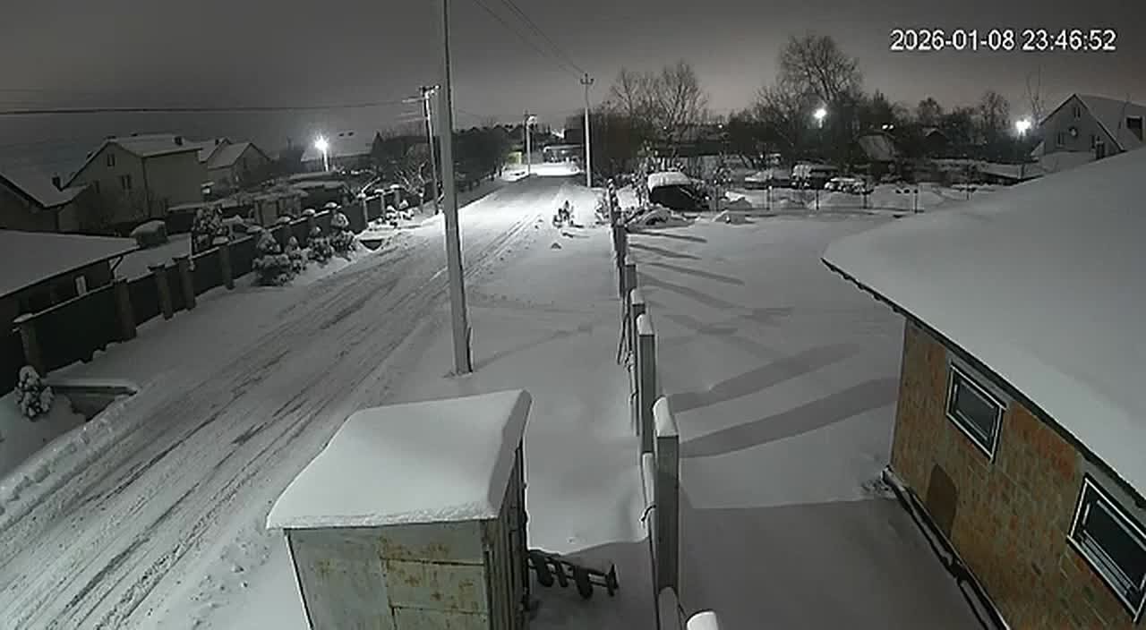 А для тех, кто ещё не спит — кадры из Львова, где час назад произошло второе за время СВО использование БРСД «Орешник» по объекту критической инфраструктуры (предположительно — углублённому)