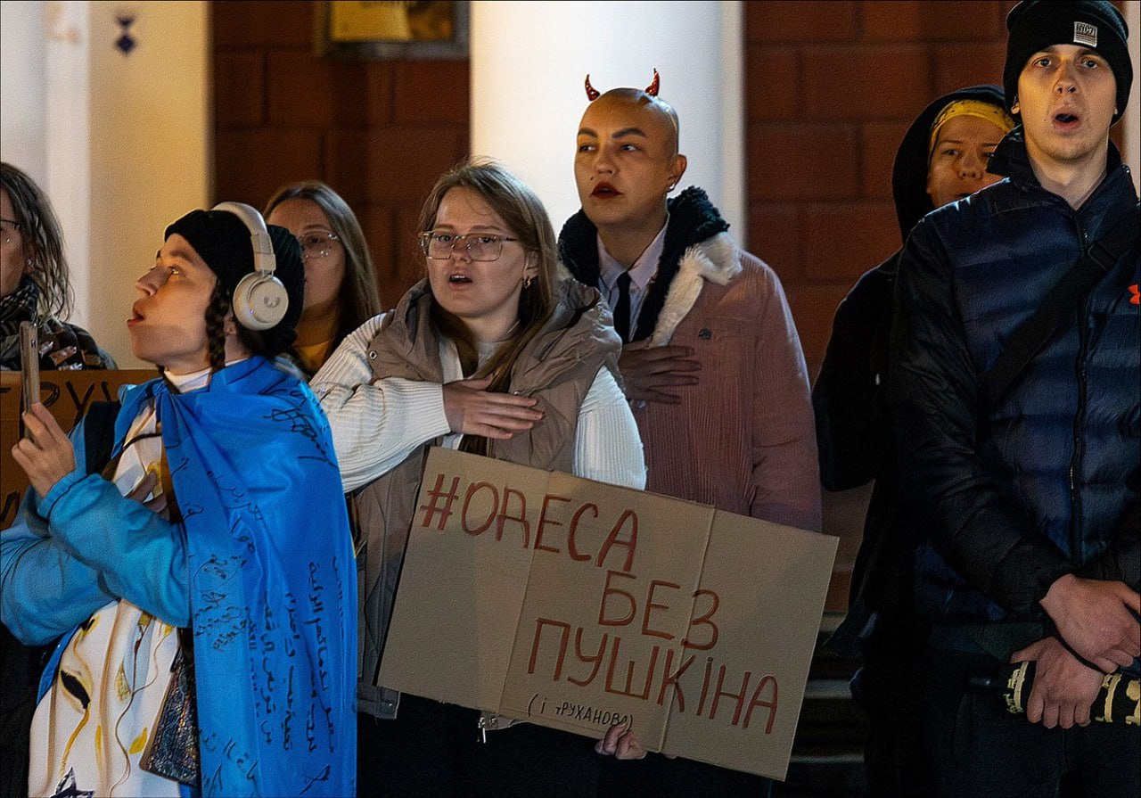 Трамп или Бандера. Одесские нацисты бьют горшки в споре, что поставить вместо Пушкина