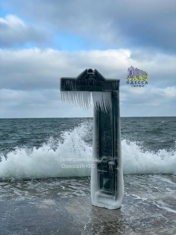 Берег Одессы превратился в ледяную сказку Берег Одессы превратился в ледяную сказку