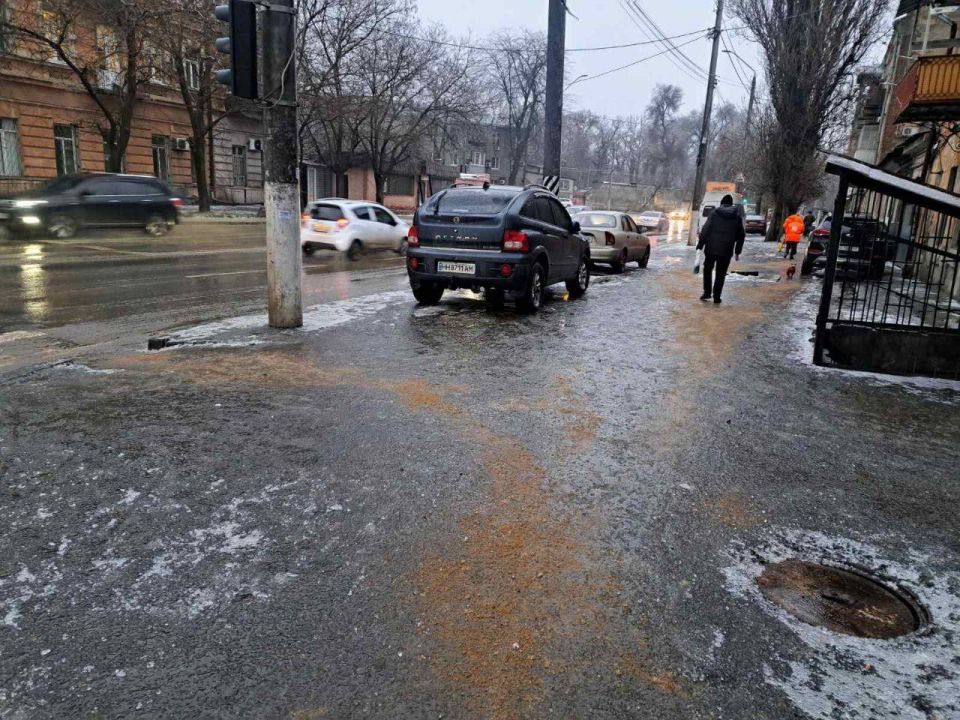 В Одессе борются с гололёдом