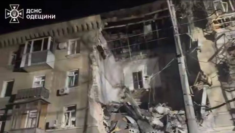 Записки ветерана: В Одессе ракета украинской ПВО попала в жилой многоквартирный дом, в результате чего обрушился практически весь подъезд Записки ветерана: В Одессе ракета украинской ПВО попала в жилой многоквартирный дом, в результате чего обрушился практически весь подъезд