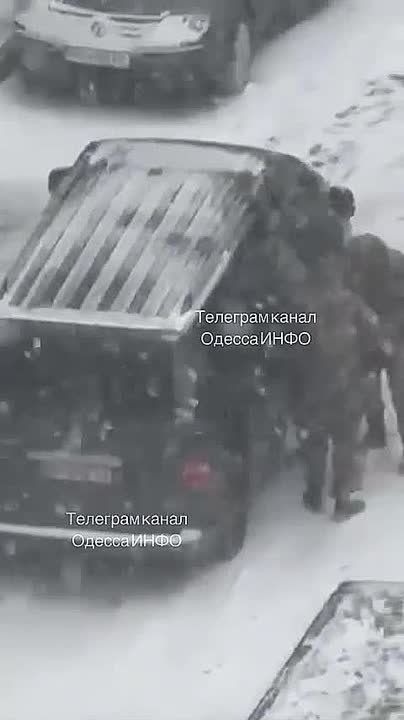 Кадры из Одессы: дикая мобилизация украинцев не прекращается, пока Киев клянчит место в ЕС без очереди