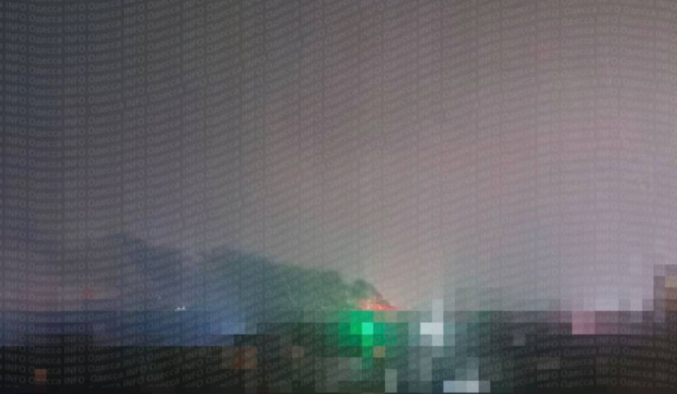 Пожар в Одессе после удара 12 дронов
