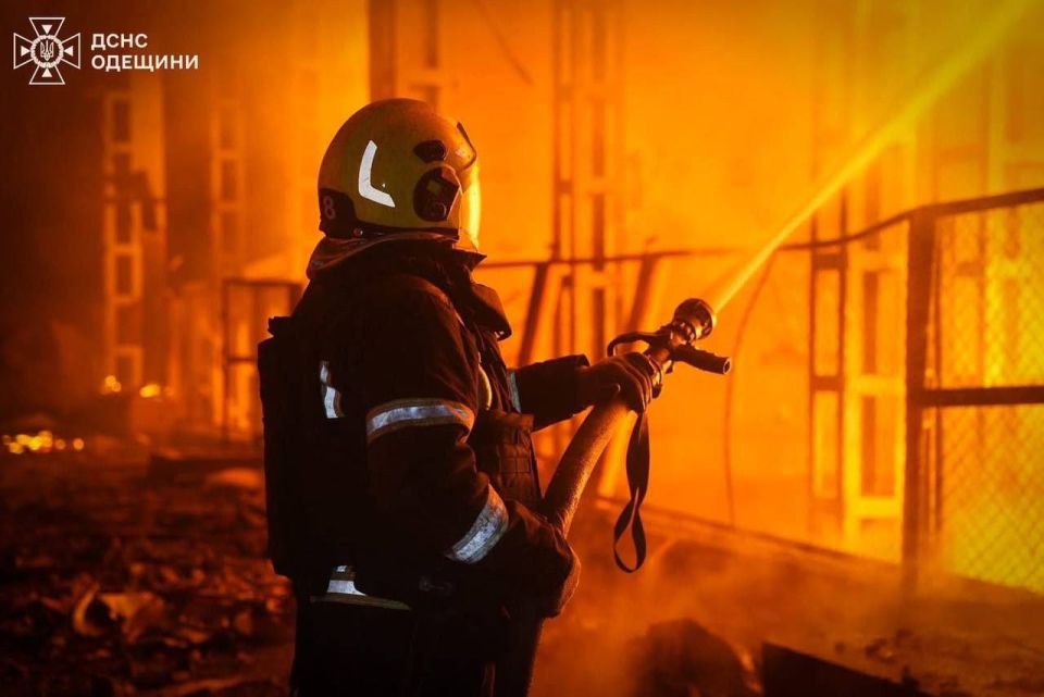 Спасатели показали последствия удара по подстанции в Одесской области Спасатели показали последствия удара по подстанции в Одесской области