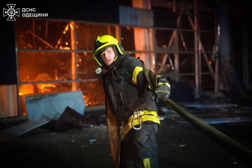 Спасатели показали последствия удара по подстанции в Одесской области Спасатели показали последствия удара по подстанции в Одесской области