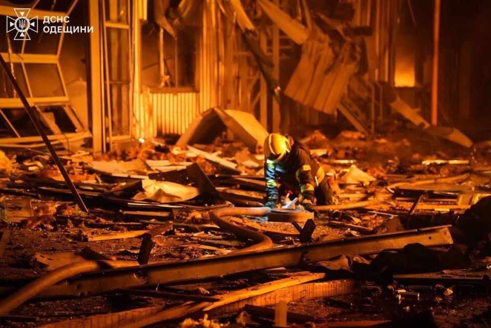 Спасатели показали последствия удара по подстанции в Одесской области Спасатели показали последствия удара по подстанции в Одесской области