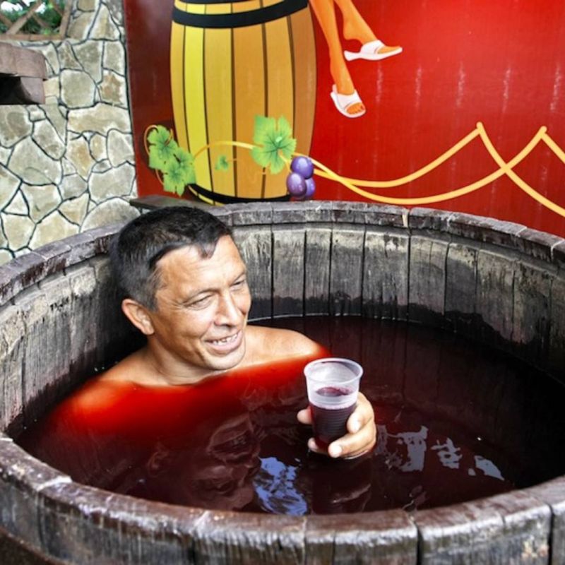 В Одесской области мужик утонул в чане с вином