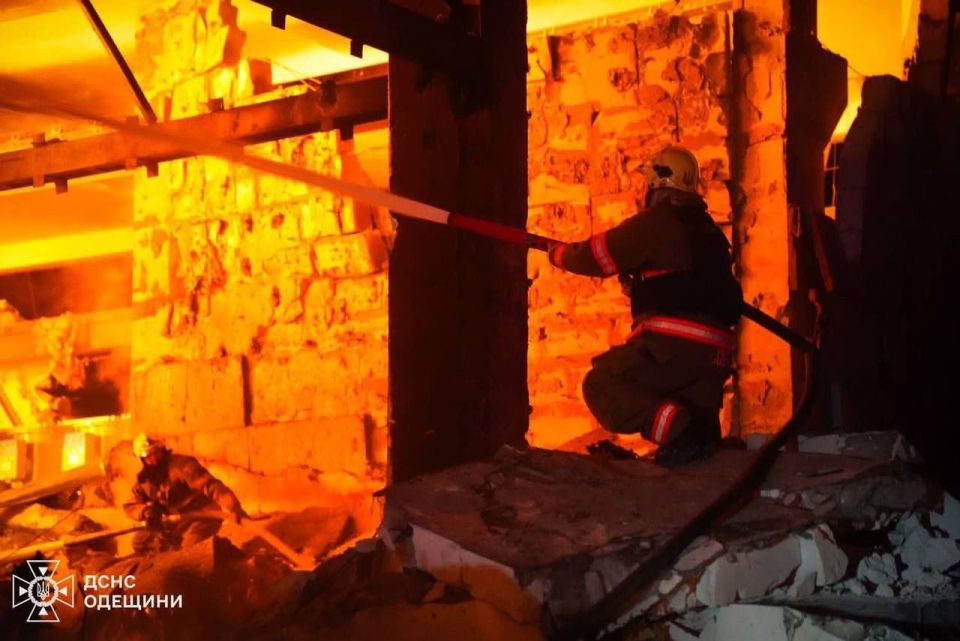 Спасатели показали последствия удара по подстанции в Одесской области Спасатели показали последствия удара по подстанции в Одесской области