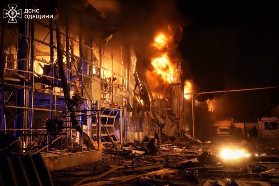 Спасатели показали последствия удара по подстанции в Одесской области Спасатели показали последствия удара по подстанции в Одесской области