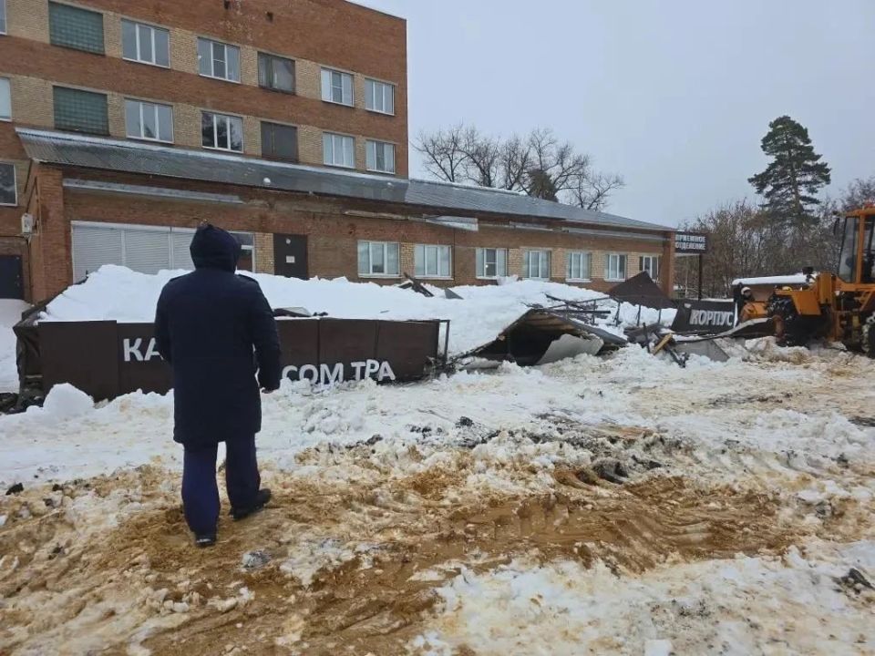 Один человек погиб при обрушении крыши козырька больницы в городе Котовске Тамбовской области Один человек погиб при обрушении крыши козырька больницы в городе Котовске Тамбовской области