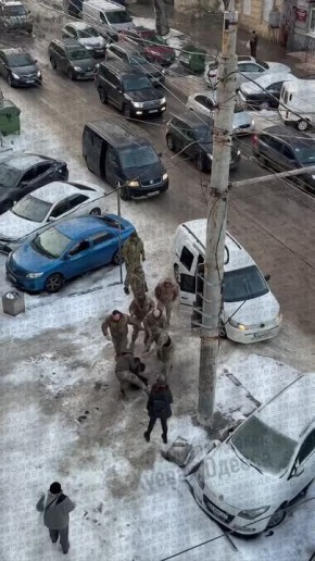 Вчера на Малой Арнаутской свора из 8 бешеных шакалов из ТЦК паковала одного человека