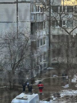 На Бочарова утром, с 13 этажа из окна, выпала или выпрыгнула 16-летняя девушка