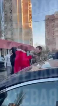 В Одессе люди окружили военкома и требовали отпустить парня из машины