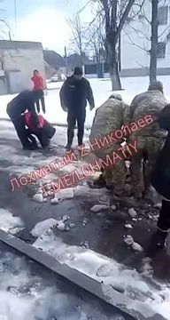 "В Измаиле мразоты тцкашные паковали цыгана прямо возле военкомата, за него держалась беременная жена и жменя детей"