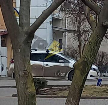 В Одессе показали новый вид брендирования такси - роспись по грязи