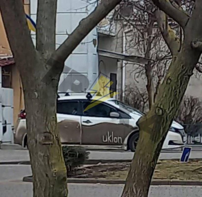 В Одессе показали новый вид брендирования такси - роспись по грязи