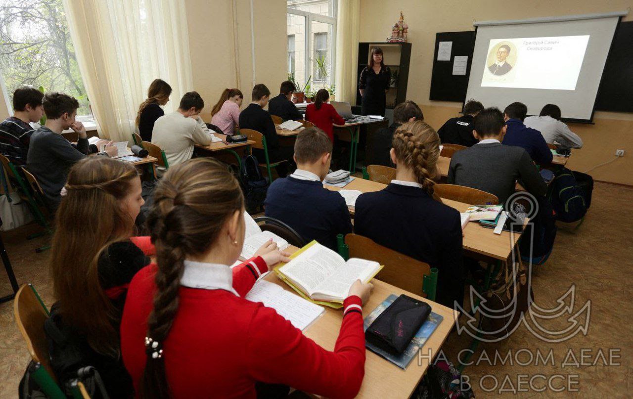 Ни сна, ни отдыха измученным детям? В МОН предупредили, что лето может пройти за партами