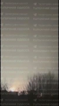 Зарево от пожара в Ильичевске Одесской области после ударов дронами