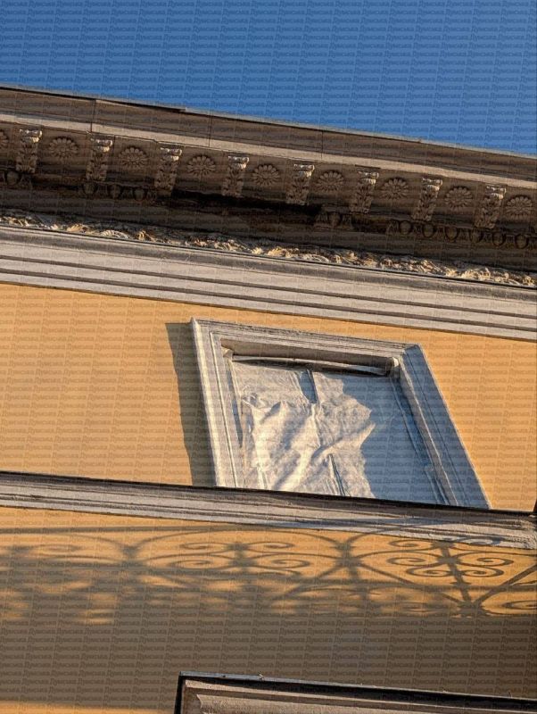 На Европейской площади с фасада здания падают камни На Европейской площади с фасада здания падают камни