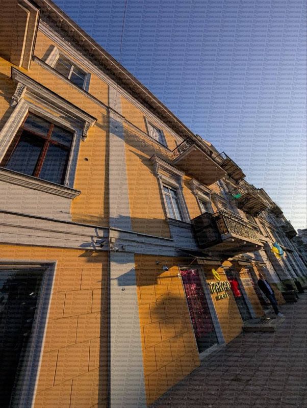 На Европейской площади с фасада здания падают камни На Европейской площади с фасада здания падают камни