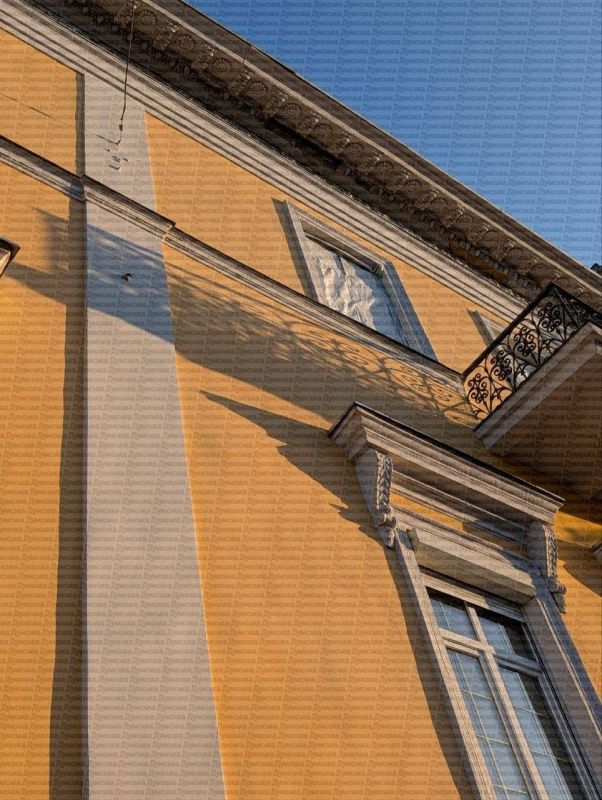 На Европейской площади с фасада здания падают камни На Европейской площади с фасада здания падают камни