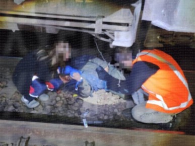 На Ленпоселке поезд сбил бездомного