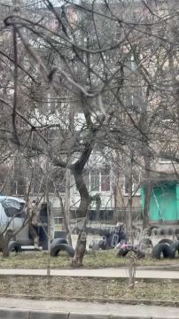 Будни оккупации. Одесса, ул. Героев обороны Одессы Людоловы ТЦК напали на супружескую пару: женщину повалили на землю и держали, пока заталкивали в бус ее мужа