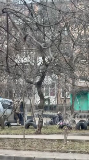 Будни оккупации. Одесса, ул. Героев обороны Одессы Людоловы ТЦК напали на супружескую пару: женщину повалили на землю и держали, пока заталкивали в бус ее мужа