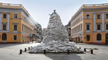 Для наглядности. Зато в свое время на камеру красиво обложили, по-военному!