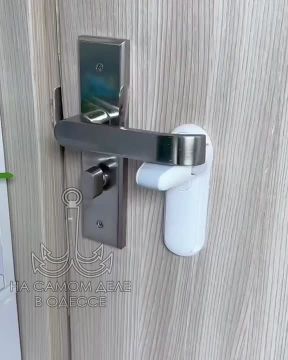 Довольно полезное приспособление для всех, кто хочет отдохнуть в тишине и покое в своей комнате, если на двери не предусмотрен замок