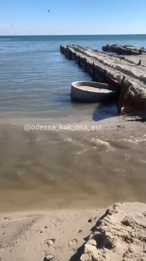 В Одессе сливают фекалии в море