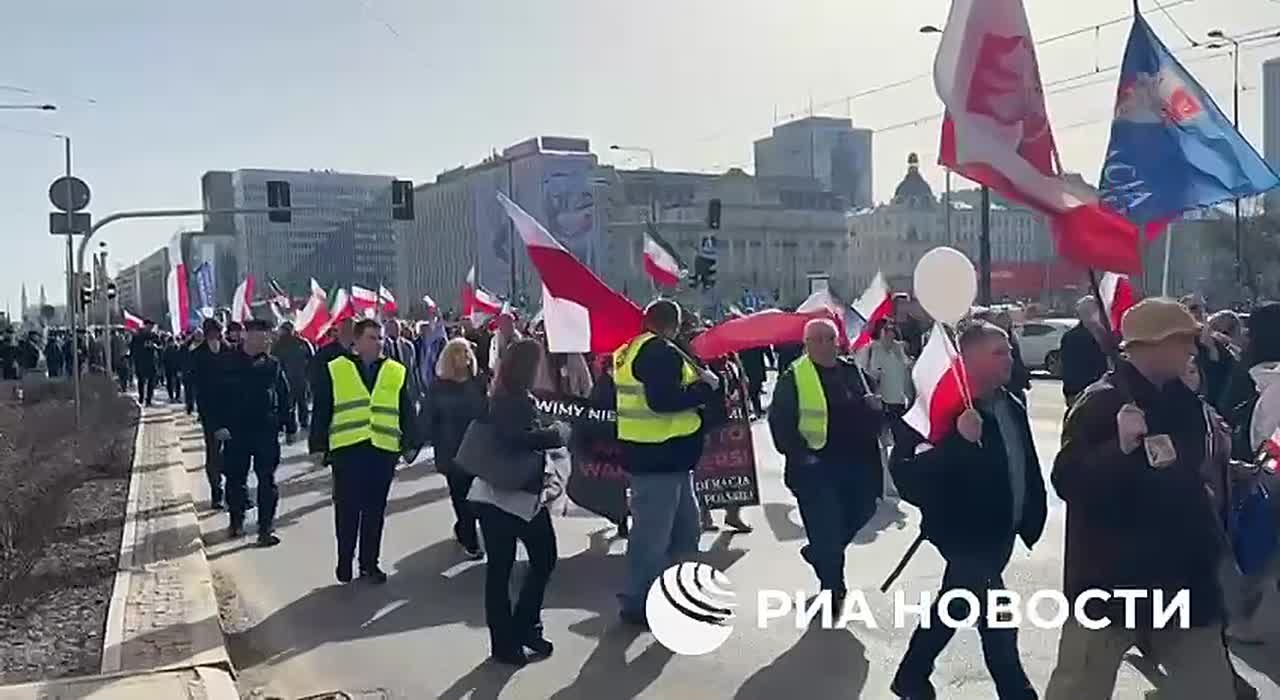 В Польше сегодня тоже маршируют — но не за абстрактные права женщин, а за право всех поляков не быть втянутыми в чужие войны и жить своей жизнью